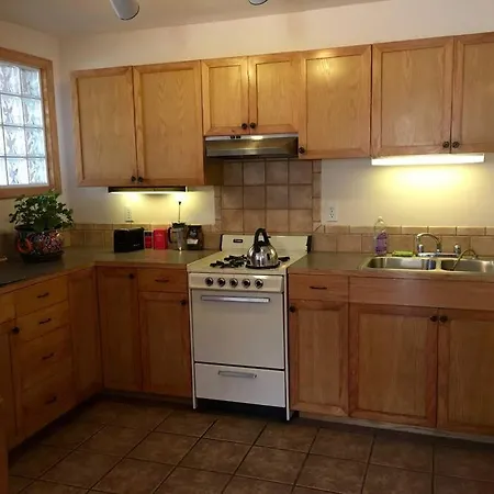 Private Studio - 15 Minute Walk To Plaza Apartment